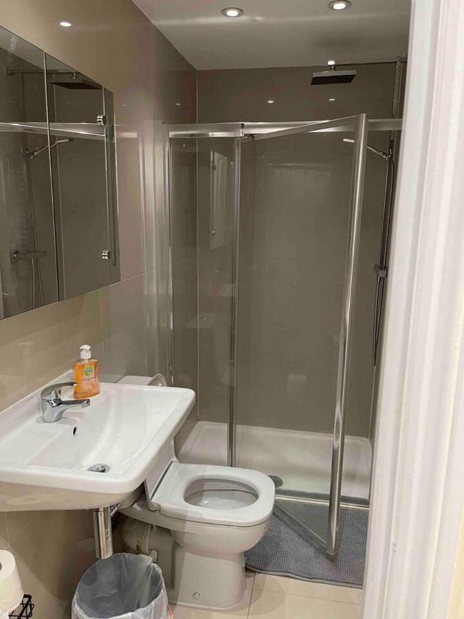 Quiet And Cozy 2 Seperate Bedrooms And 2 Bathroom With Terrace Londra